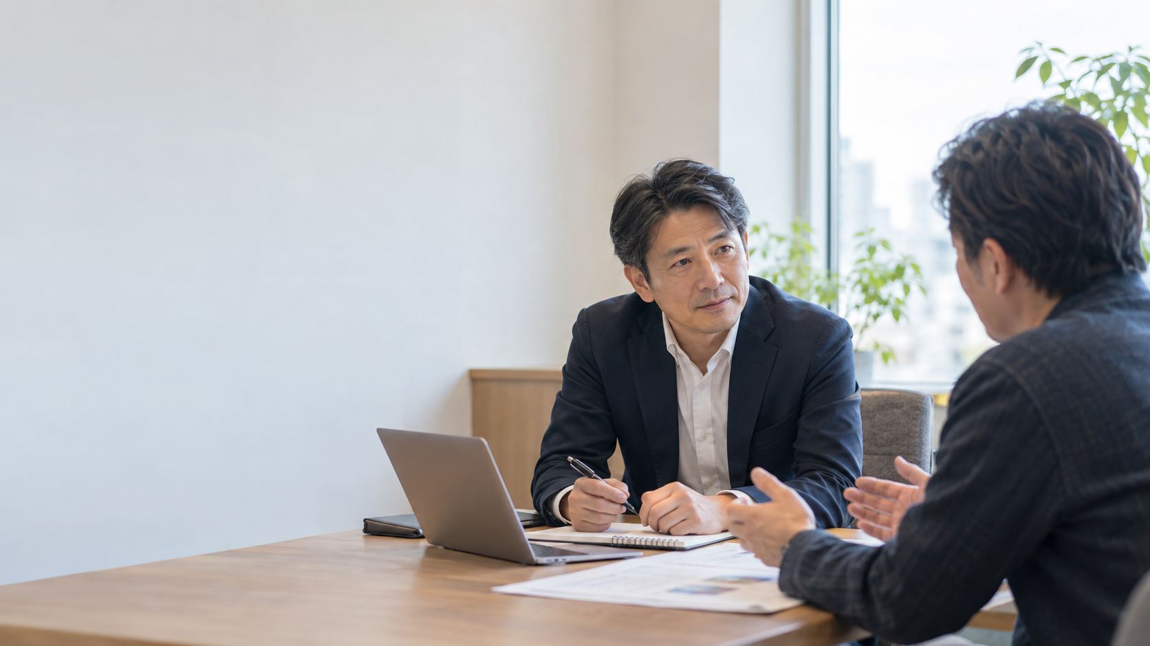 テーブル越しに相手の話を聞く様子