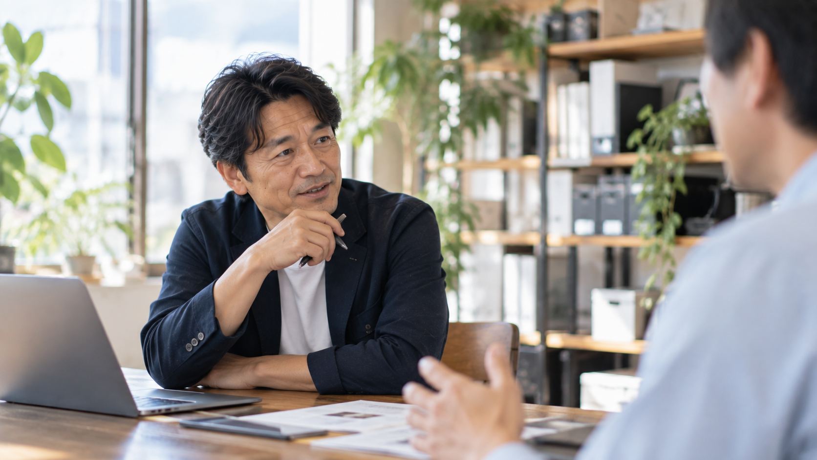 向かい合って話を聞く打ち合わせの様子