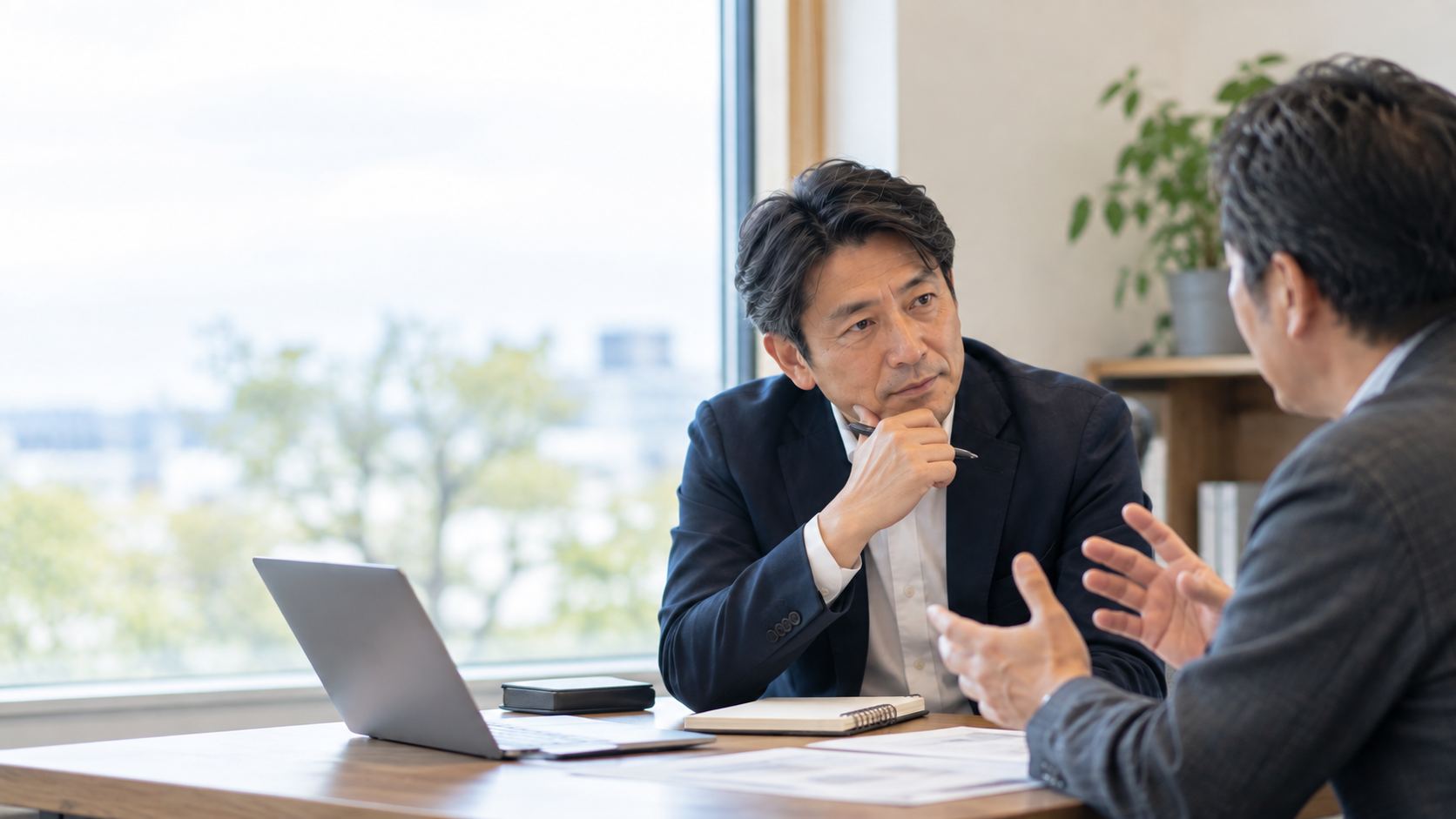 相手の説明に耳を傾けながら、次の手を考える様子